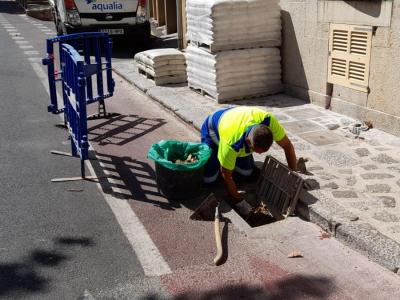 Un operari netejant els embornals