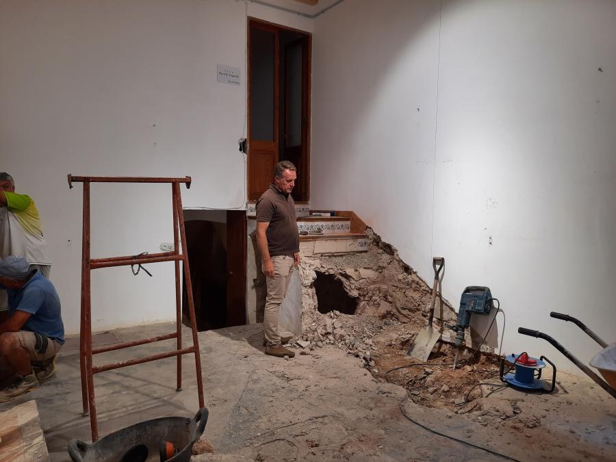 El batle observa l'inici d'obres al casal de Can Xoroi.