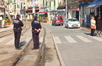 Dos agents patrullant al Port de Sóller.