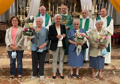 Les religioses reberen un ram de flors per la seva partida.