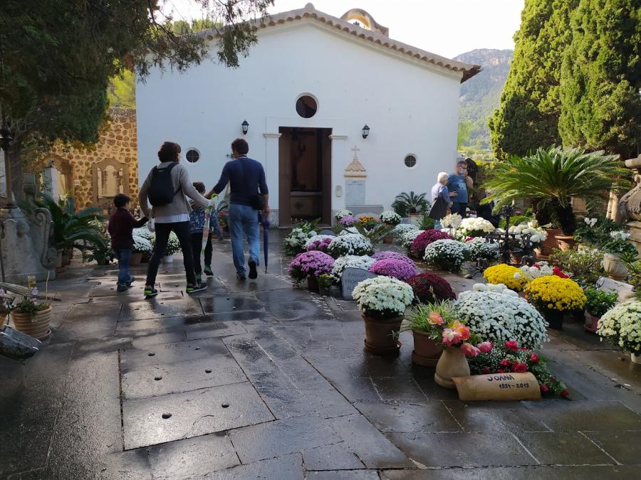 El cementeri ha rebut un degoteig de visitants