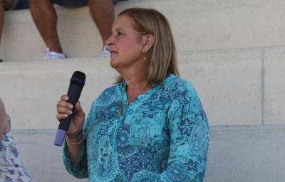 Llucia Oliver dirigint-se als aficionats, en un acte celebrat a Can Maiol.