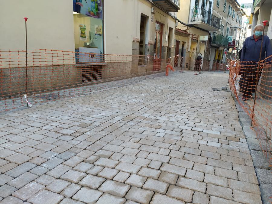 El nou paviment de llambordes a Bauzà