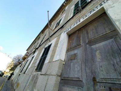 L'antic quarter de la Guàrdia Civil, situat a Joan Marquès Arbona.