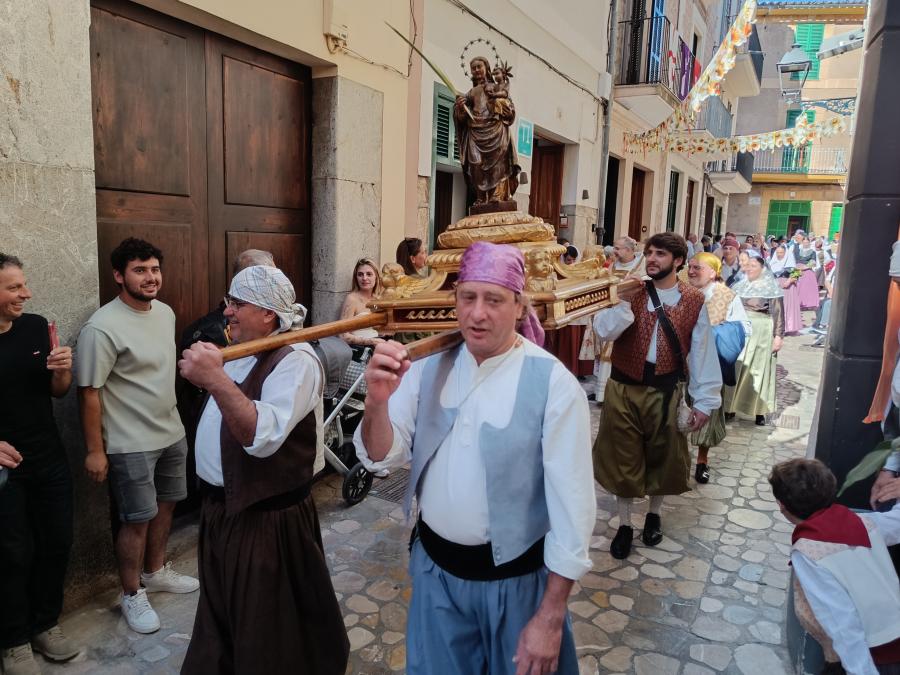 La imatge de la Mare de Déu de la Victòria, pel carrer de Bonany.