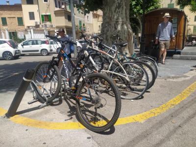 El pàrquing de bicis amb alguna d'abandonada