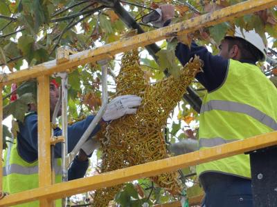 Operaris instal.lant les garlandes a plaça
