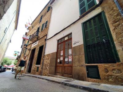 L'edifici que Creu Roja ha tret a la venda per invertir en obres al casal de Can Coixí.