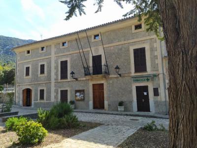 La façana de l'Ajuntament d'Escorca, al Santuari de Lluc.