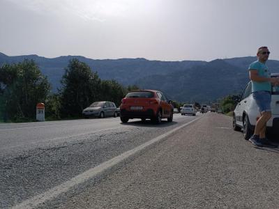 El carril bici amb vehicles aparcats, al desviament