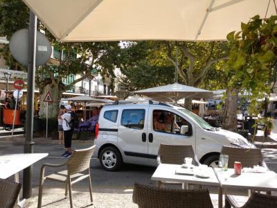 Un vehicle creua la Plaça en contra direcció procedent del Mercat.