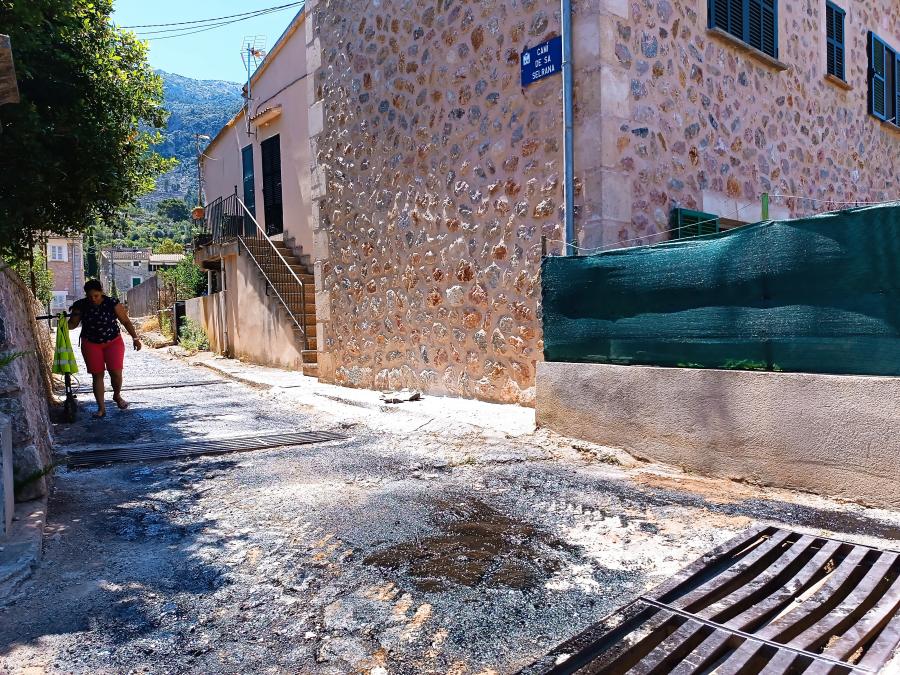 El camí de Sa Salrana en procés de pavimentació