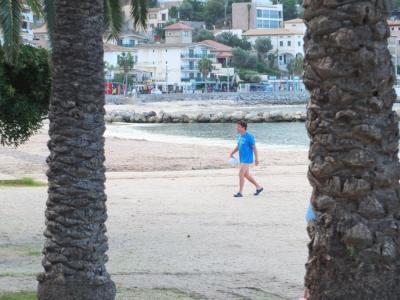 Un turista per una platja desèrtica del Port
