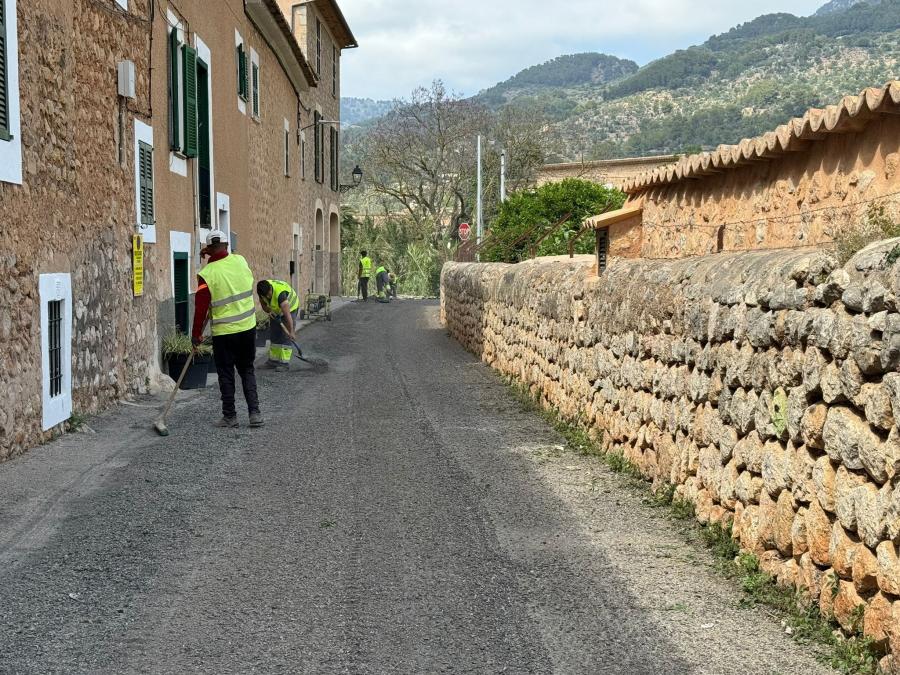Operaris treballant al camí de Can Deià