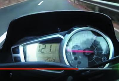 El tacòmetre marcant els 121 kilòmetres per hora