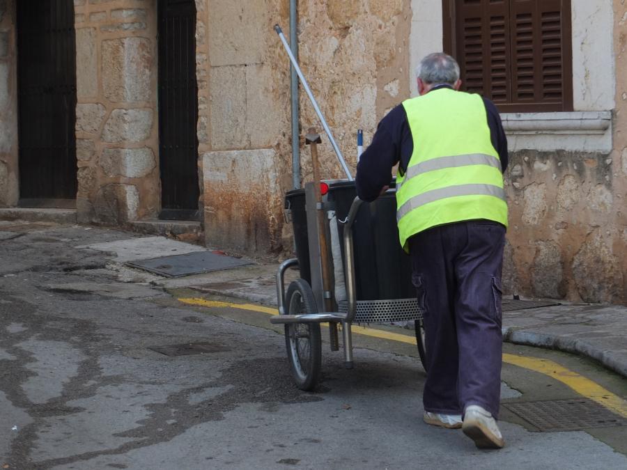 Un dels agranadors recorrent un dels carrers del centre de la ciutat.