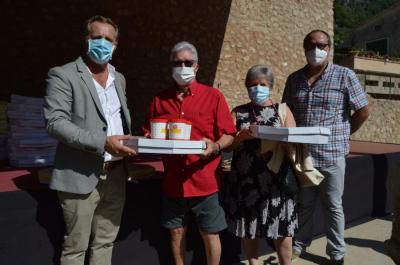 Dos dels homenajats amb la seva ensaïmada.