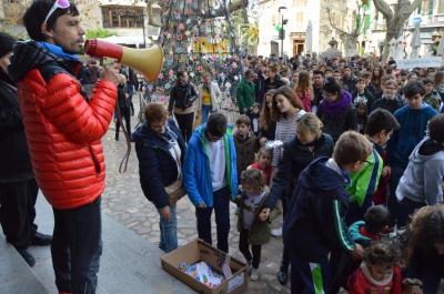 Tòfol Castanyer s'ha dirigit als escolars que avui dematí s'han apropat fins a la Plaça.