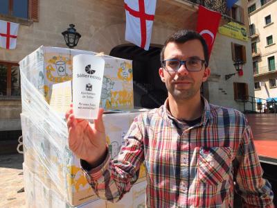 Puig, sostenint un tassó reutilitzable