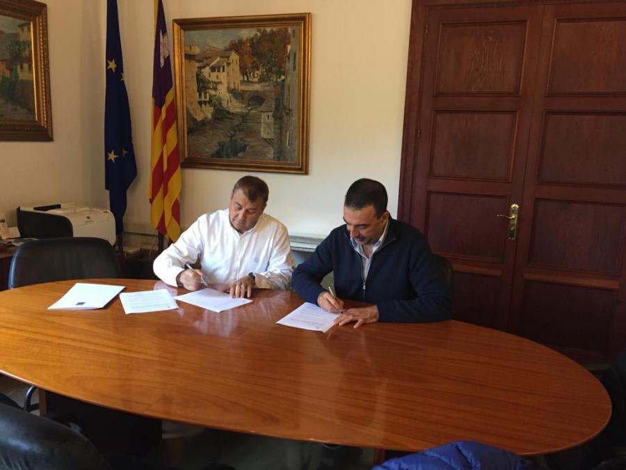 Els batles de Fornalutx i Sóller, signant el conveni.
