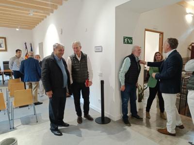 El batle de Fornalutx, Xisco Marroig, atenent als visitants.