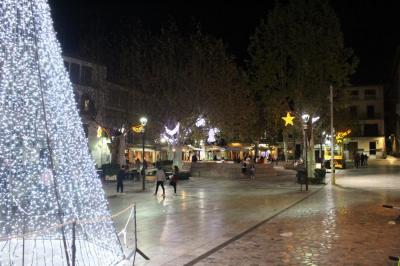 La il.luminació va ser encesa per primera vegada ahir a la nit.