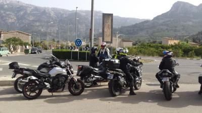 Uns motoristes, aturats a la rotonda del Monument.
