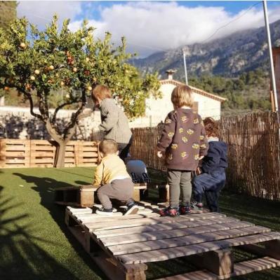 Uns nins al centre escolar fornalutxenc