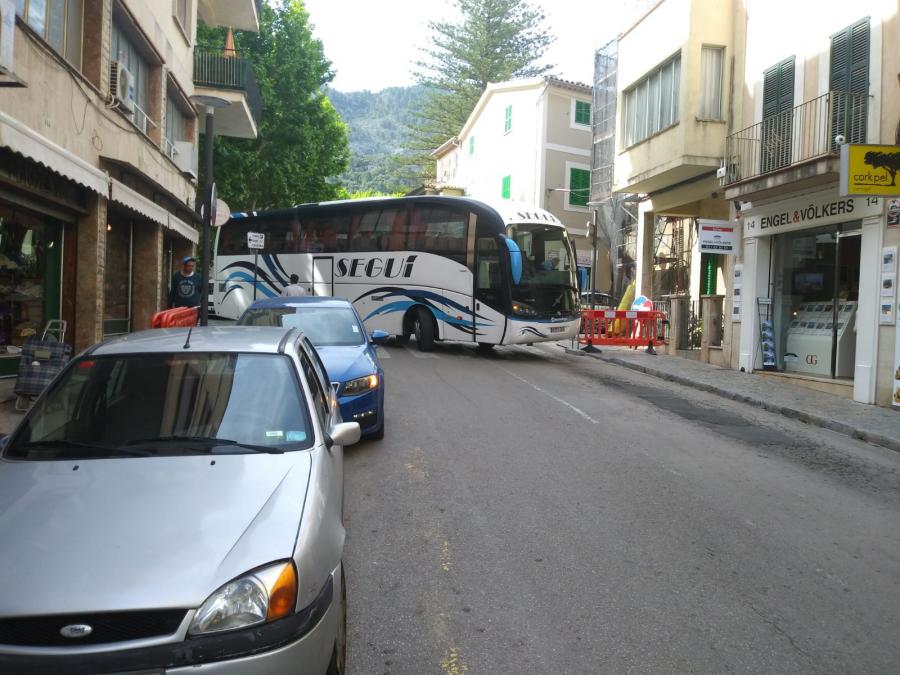 El bus maniobrant a la plaça d'Espanya