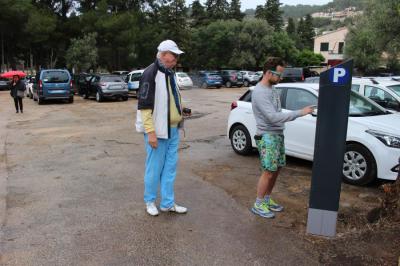 Dos usuaris del nou aparcament de l'avinguda Onze de Maig.