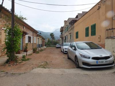 El carrer es troba al Camp Llarg.