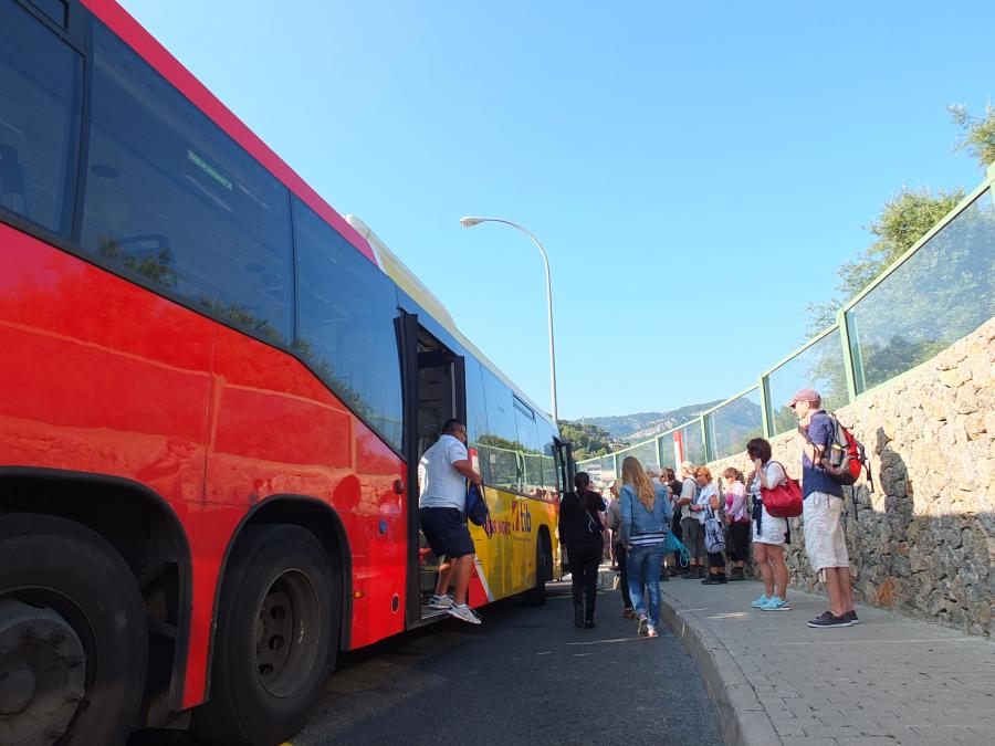 L'autobús de línia, a la parada del Port.