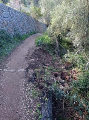 El mur desplomat del camí peatonal