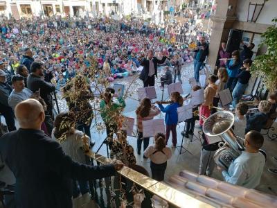 El tram final de l'acte, amb l'actuació de la Bandeta Infantil.