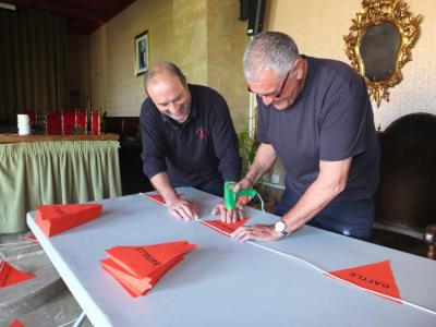 Preparant les banderoles pel dia del Firó