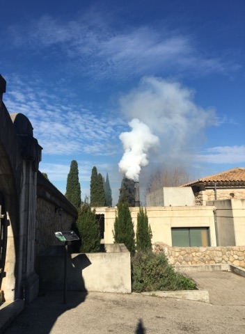 Una imatge de la xemeneia del crematori emanant fum.