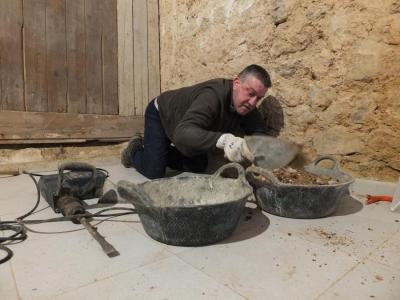 Un operari, realitzant una prospecció al subsòl del teatre.