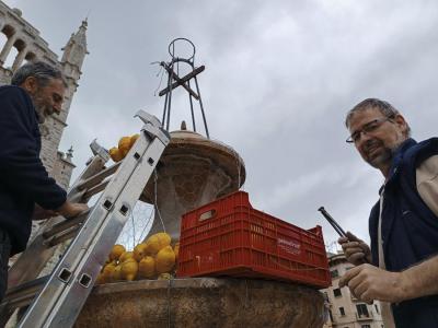 Operaris cobrint el brollador de cítrics