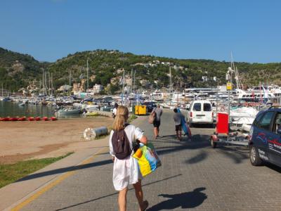 Uns turistes adreçant-se als molls