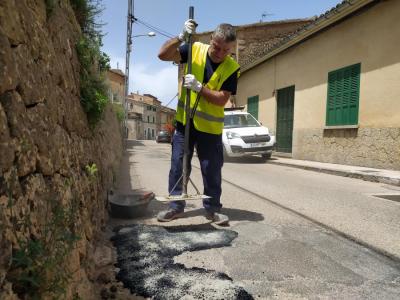 Un operari tapant uns clots, avui