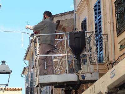Un operari instal.lant una garlanda