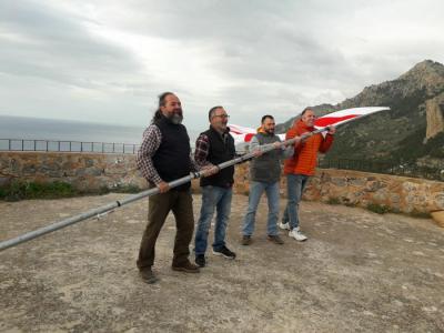 Membres dels col.lectius hissant les banderes
