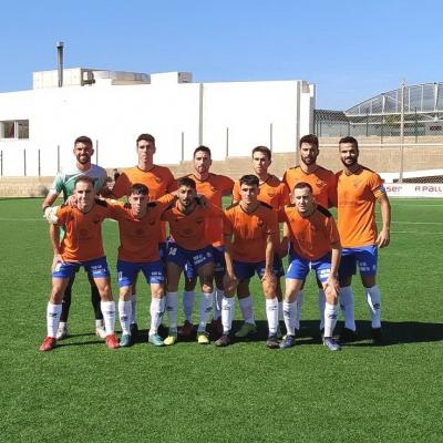 Els 11 jugadors titulars del primer partit de la competició contra el Mercadal.