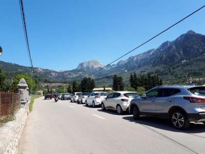 Un dels trams on s'evidencia la saturació de cotxes estacionats.