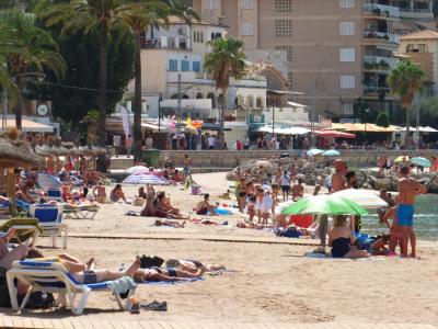 La platja de Can Generós, plena de gent.