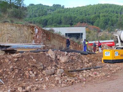 Els operaris bastint els fonaments del mur