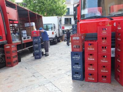 Avui s'han servit centenars de caixes de begudes