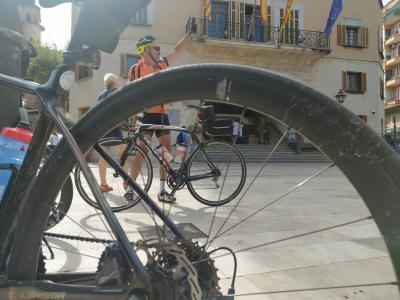 Un cicloturista a la plaça
