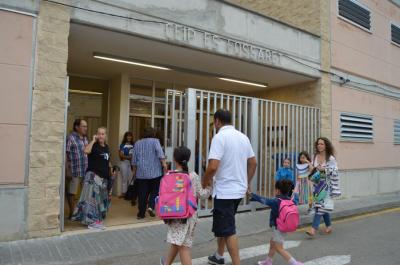 Infants accedint a l'escola del Fossaret.