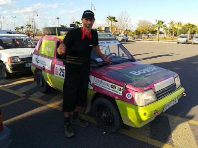 Josep Lluís Calvo, al costat del seu Panda, a Marrakesh